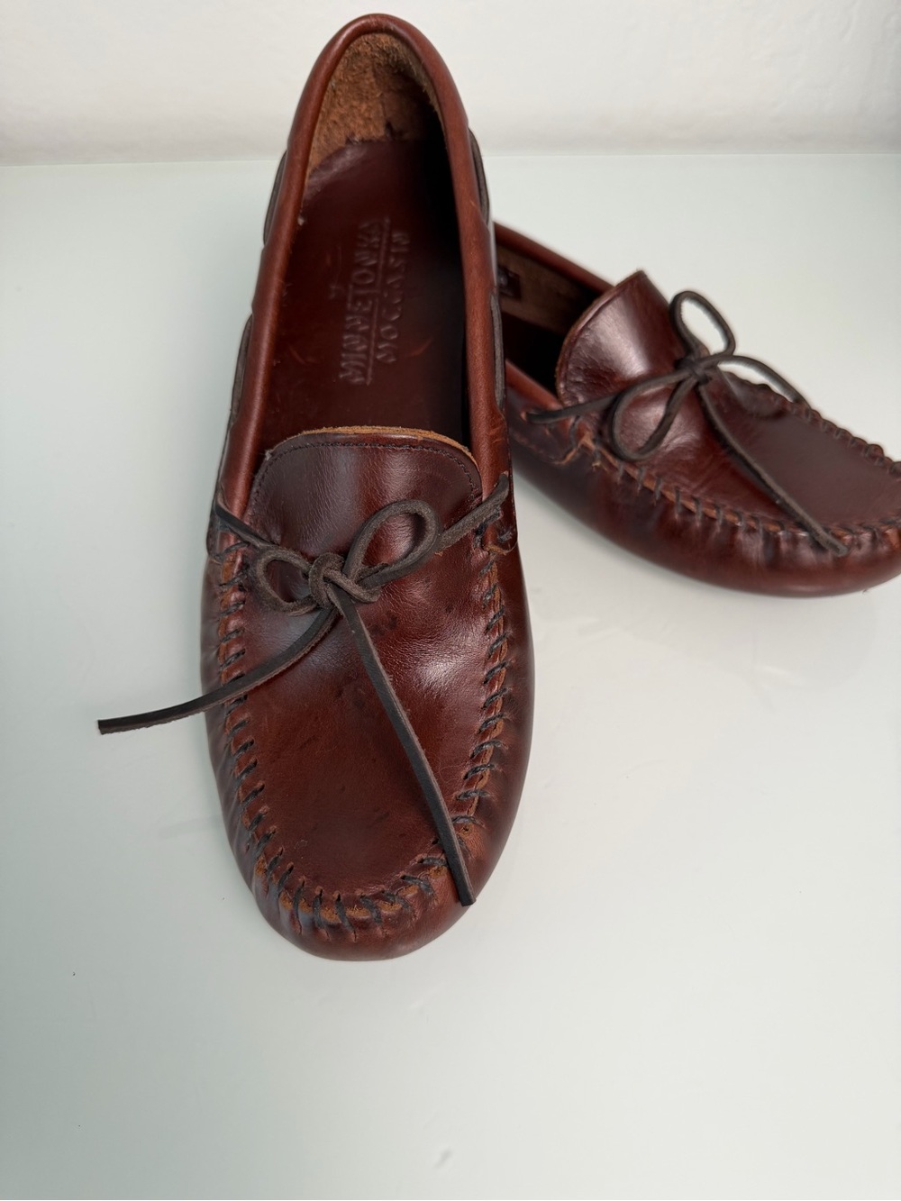 Minnetonka Women’s Size 9 Chestnut Brown Leather Driving Shoes Moccasin Slip-Ons
